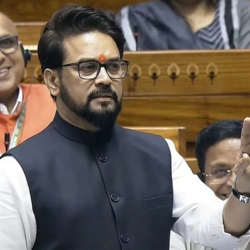 மக்களவையில் பேசிய அனுராக் தாகூர்