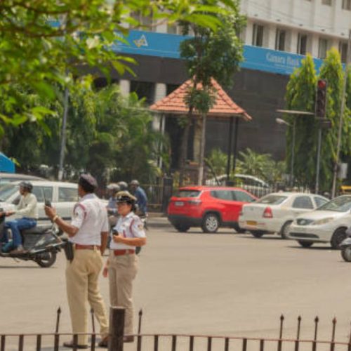 பெண் போலீசுக்கு எதிராக அவதூறு
---