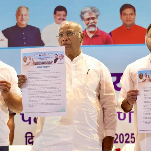 பீகாரில் ராகுல் காந்தி, மல்லிகார்ஜூன கார்கே, தேஜஸ்வி யாதவ்
