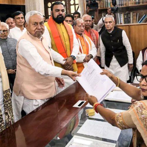 ராஜ்ய சபா வேட்புமனுவை தாக்கல் செய்த நிதிஷ் குமார். அருகில் அமித் ஷா உள்ளார்.
