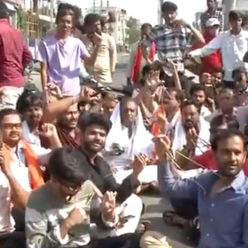 நீட் தேர்வு மையத்தின் முன்பு பிராமணர்கள் ஆர்ப்பாட்டம்
