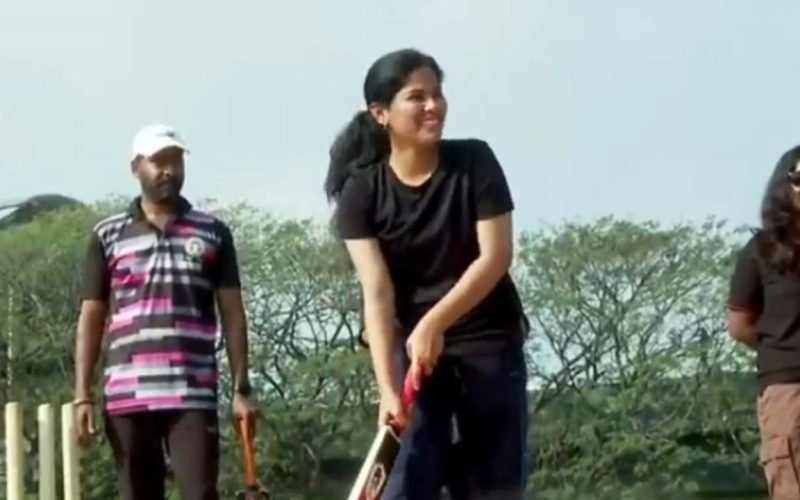 Chennai Mayor Priya Play cricket Video