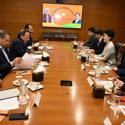 பாரதிய ஜனதா அலுவலகத்தில் சீன கம்யூனிஸ்ட் குழுவினர்.