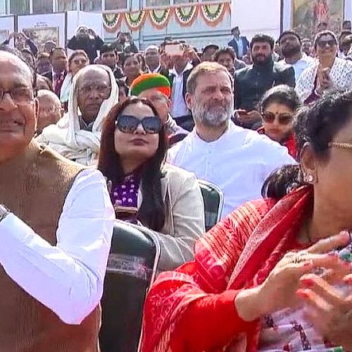 குடியரசுத் தின விழாவில் மூன்றாம் வரிசை இருக்கையில் அமர்ந்திருந்த ராகுல் காந்தி.
