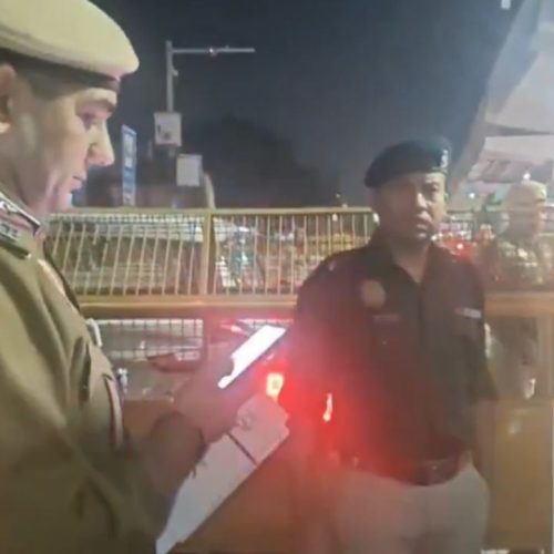 டெல்லியில் போக்குவரத்து போலீசார் சோதனை
