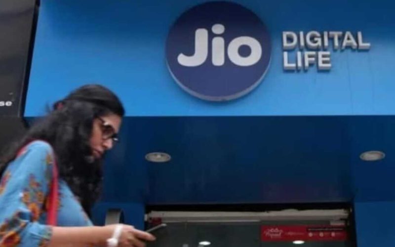 Jio for Rs 895 the SIM will remain active for 11 months