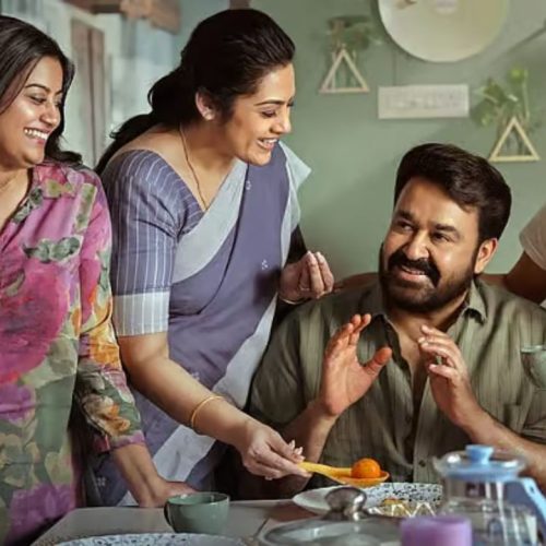 திரிஷ்யம் மூன்றாம் பாகத்தில் மோகன் லால்- மீனா மற்றும் குடும்பம்
