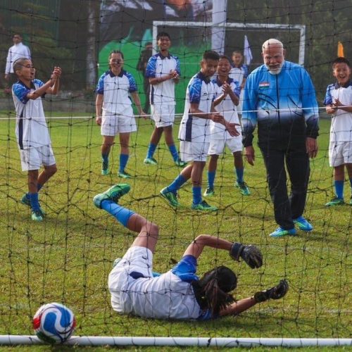 கால்பந்து ஆடிய பிரதமர் நரேந்திர மோடி