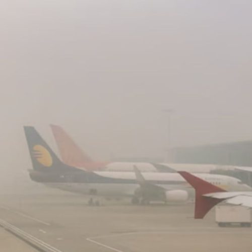 டெல்லியில் அடர்ந்த பனிமூட்டம்
