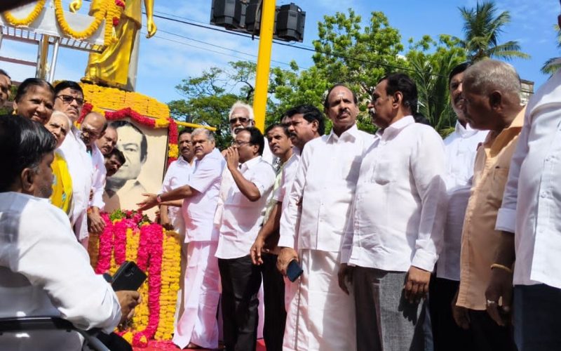 G.K. Vasan Pays Tribute to Kannadasan