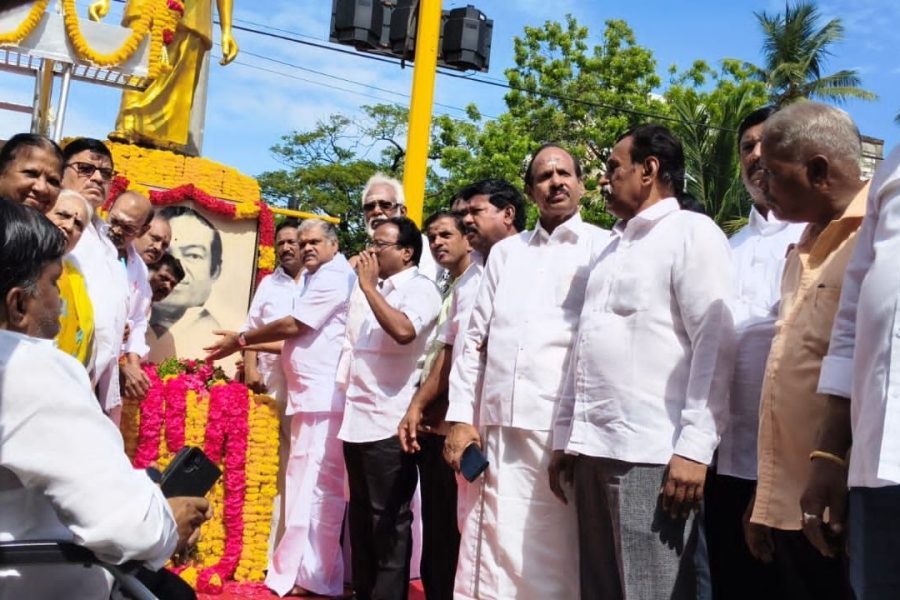 G.K. Vasan Pays Tribute to Kannadasan