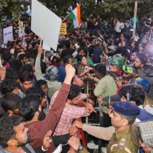 யூ.ஜி.சி அலுவலகத்தில் மாணவர்கள் போராட்டம்
