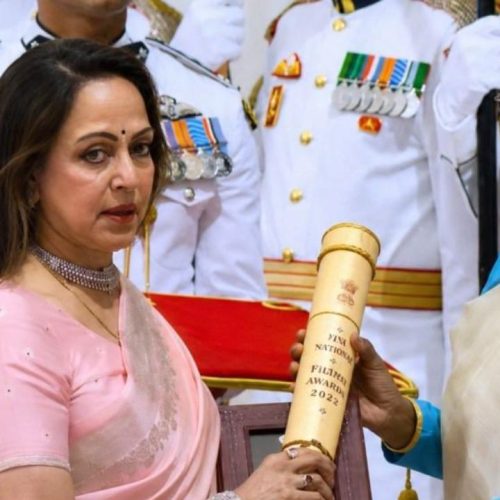 பத்மவிபூஷண் விருதை பெற்ற ஹேமமாலினி
