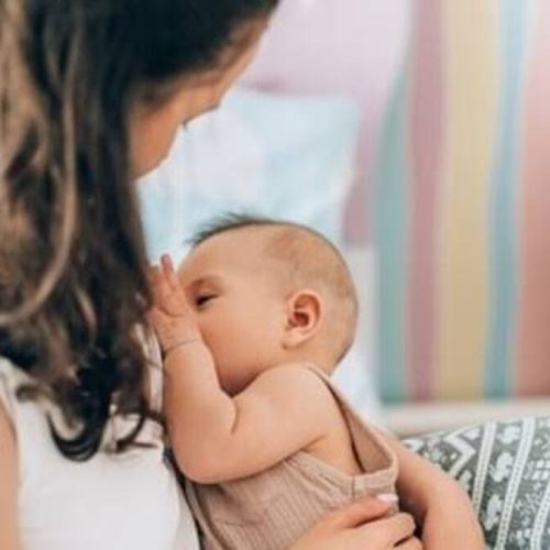 குழந்தைக்கு பாலூட்டும் தாய்