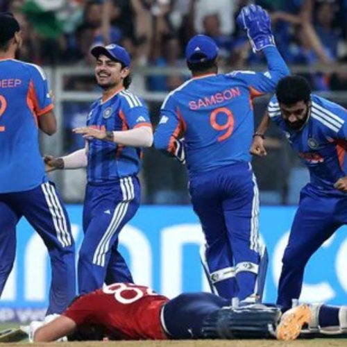 இங்கிலாந்து அணியை வீழ்த்தி இறுதிப் போட்டிக்குள் நுழைந்த இந்தியா
