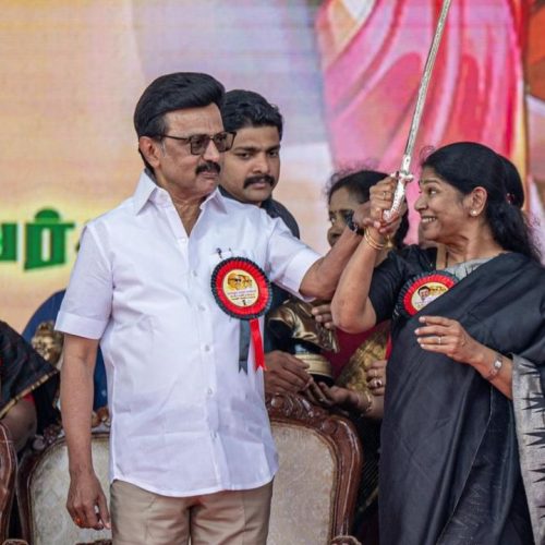 மு.க ஸ்டாலின் உடன் கனிமொழி