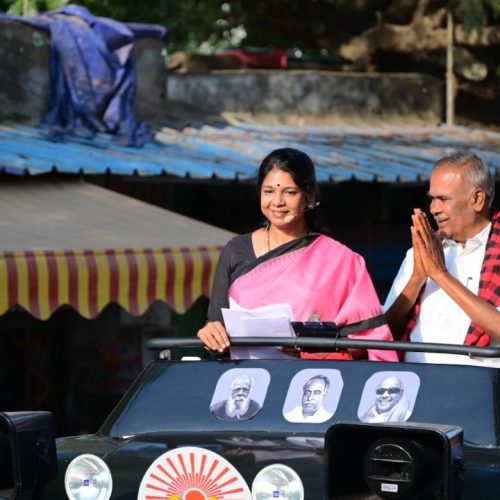 திசையன்விளையில் கனிமொழி வாக்கு சேகரிப்பு. அருகில் வேட்பாளர் மு. அப்பாவு