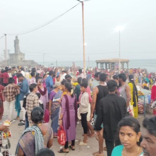 கன்னியாகுமரியில் சுற்றுலாப் பயணிகள்