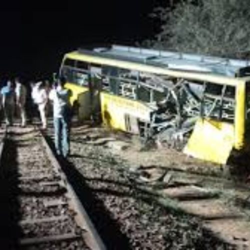 கரூரில் சரக்கு ரயில் கல்லூரி பேருந்து மீது மோதல்
