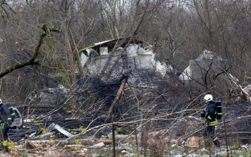 one dead by Plane crashes onto roof of house