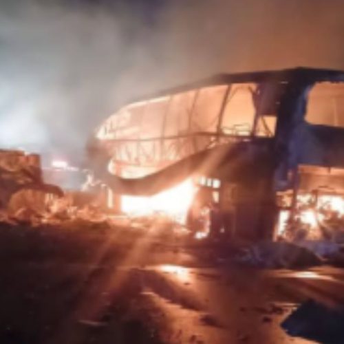 மெக்சிகோவில் பேருந்து-லாரி நேருக்கு நேர் மோதல்
