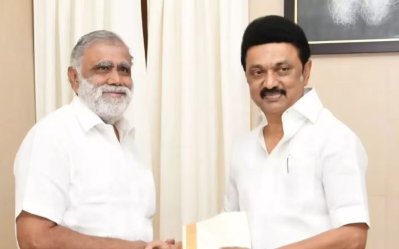 முதலமைச்சர் மு க ஸ்டாலின் உடன் அமைச்சர் பெரியசாமி
முதலமைச்சர் மு க ஸ்டாலின் உடன் அமைச்சர் பெரியசாமி
