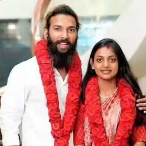 கணவருடன் கும்பமேனா மோனலிசா