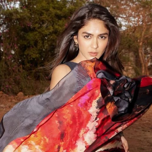 நடிகை மிருணால் தாகூர்
