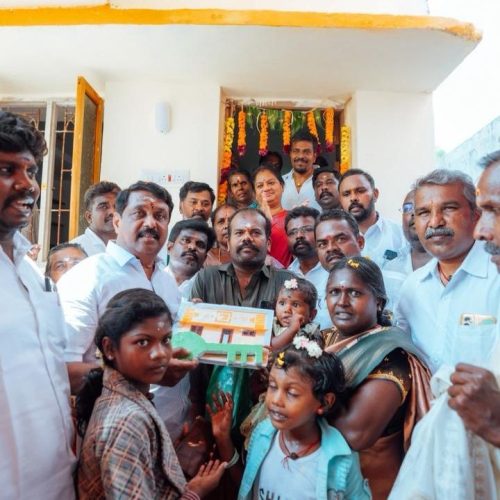 பயனாளிக்கு வீடு மற்றும் பசு மாடு வழங்கிய நயினார் நாகேந்திரன்
