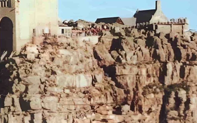 Optical illusion Find the hidden helicopter in the picture in ten seconds