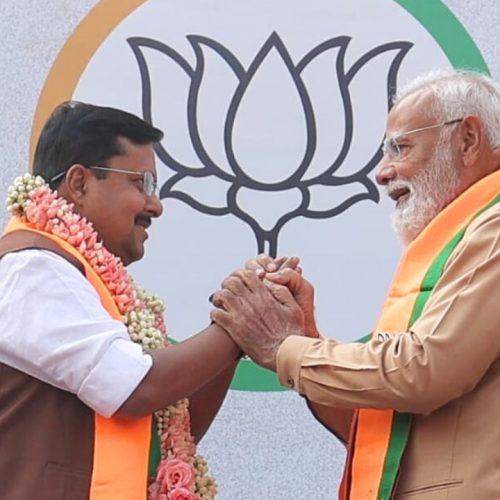 பிரதமர் நரேந்திர மோடியிடம் ஆசிர்வாதம் வாங்கிய பா.ஜ.க புதிய தலைவர் நிதின் நபீன்.
