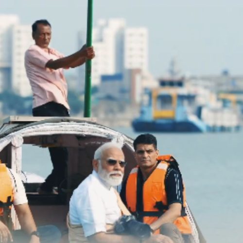 ஹூக்ளி நதியில் படகில் பயணம் செய்த பிரதமர் மோடி