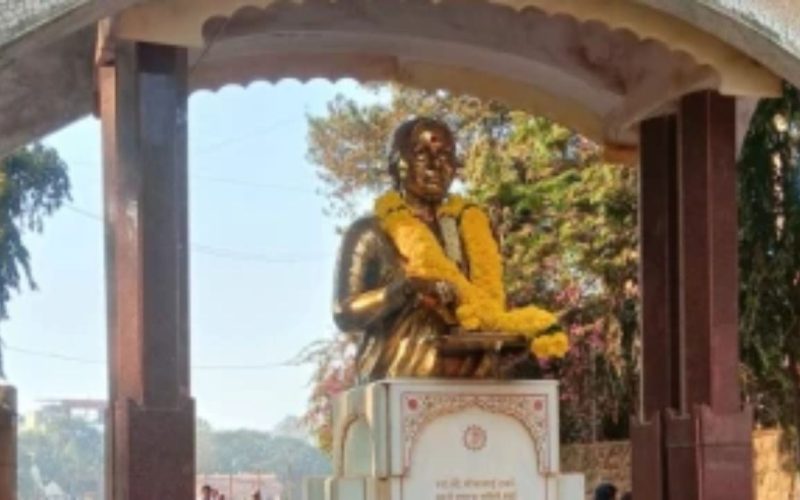 Paint thrown on Uddhav Thackerays mother statue