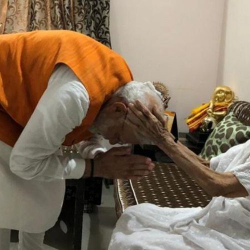 மறைந்த தாயாருடன் பிரதமர் நரேந்திர மோடி