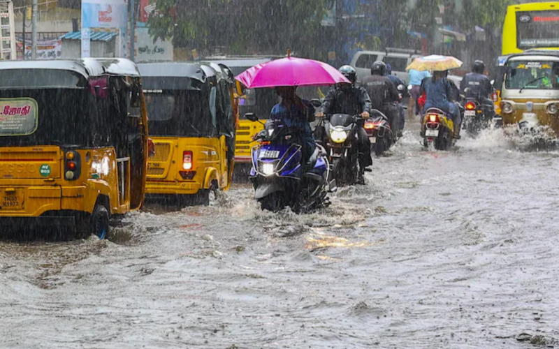 Heavy rain warnings have been issued for several districts in Tamil Nadu today.