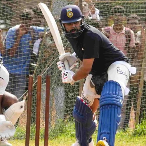 மும்பை சிவாஜி பார்க்கில் கிரிக்கெட் ஆடிய ரோகித் சர்மா
