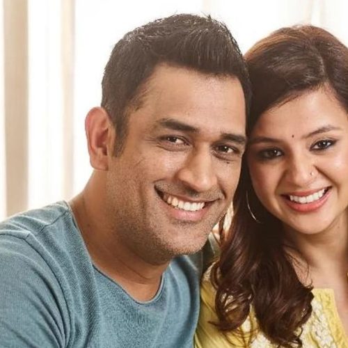 Sakshi touches Jayaram’s feet