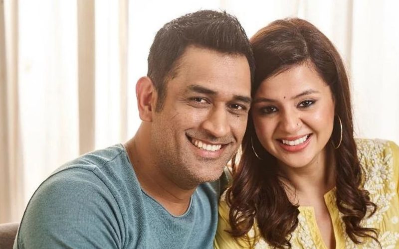 Sakshi touches Jayaram’s feet