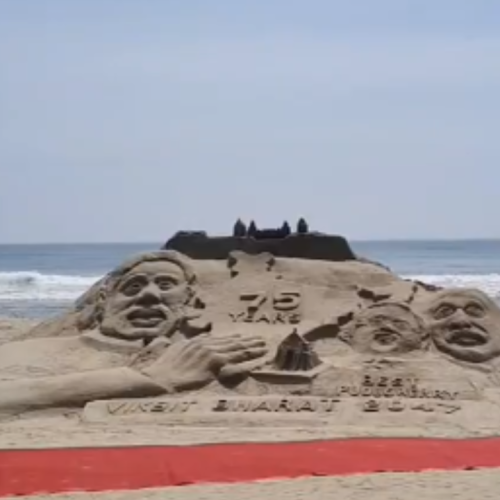 புதுச்சேரியில் பிரதமர் நரேந்திர மோடி மணற்சிற்பம்.
