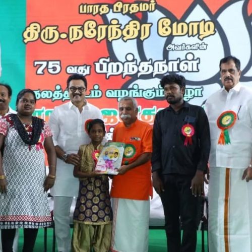 பிரதமர் மோடி பிறந்தநாளை முன்னிட்டு நலத்திட்ட உதவிகள் வழங்கிய நடிகர் சரத் குமார்.