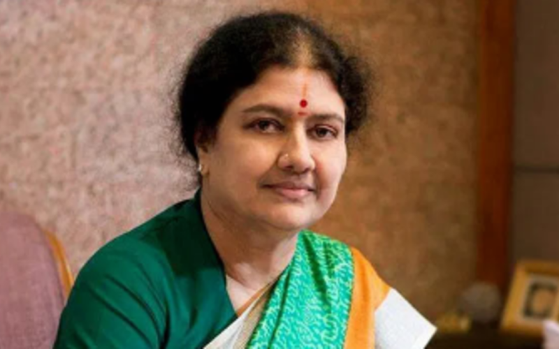 Sasikala garlands the Anna statue in Kanchipuram on September 15