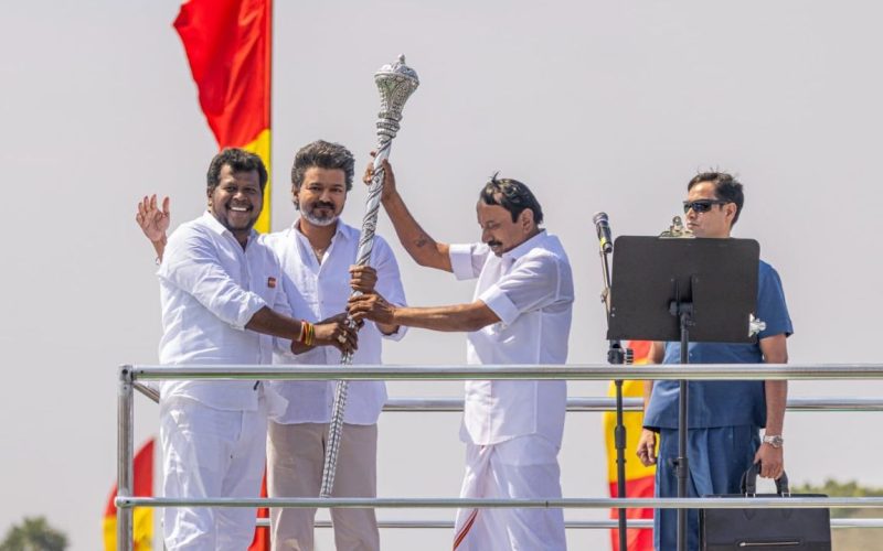 இரண்டு ஆண்டுகளில் பணநாயகத்தை வீழ்த்தியவர் விஜய்.. செங்கோட்டையன்