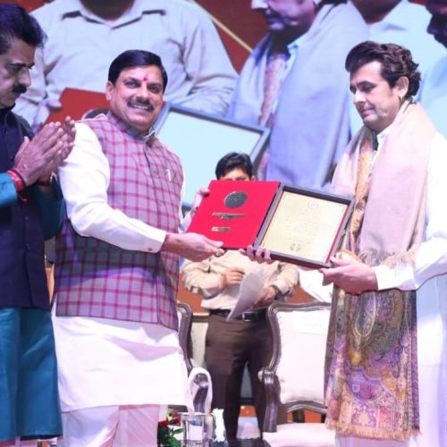 லதா மங்கேஷ்கர் விருதுடன் சோனு நிகம்