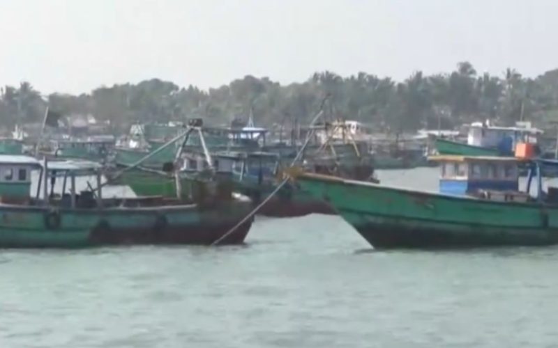 Sri Lankan Navy arrests Indian fishermen