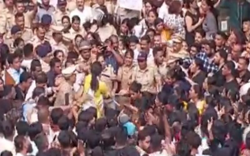 Thane School girls sexually abused Badlapur local trains halted