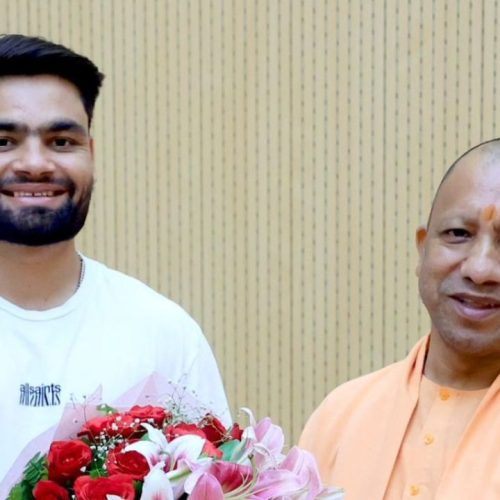 உத்தரப் பிரதேச முதல்வர் யோகி ஆதித்யநாத் உடன் ரிங்கு சிங்