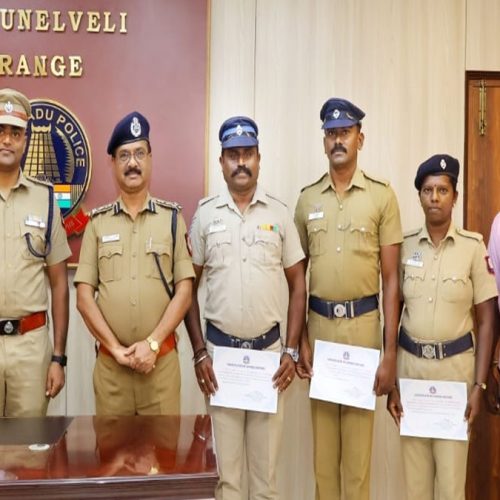 பணகுடி, ராதாபுரம் காவலர்களுக்கு பாராட்டு