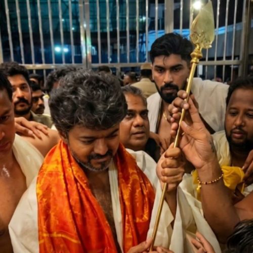 விஜய் திருச்செந்தூரில் சாமி தரிசனம்