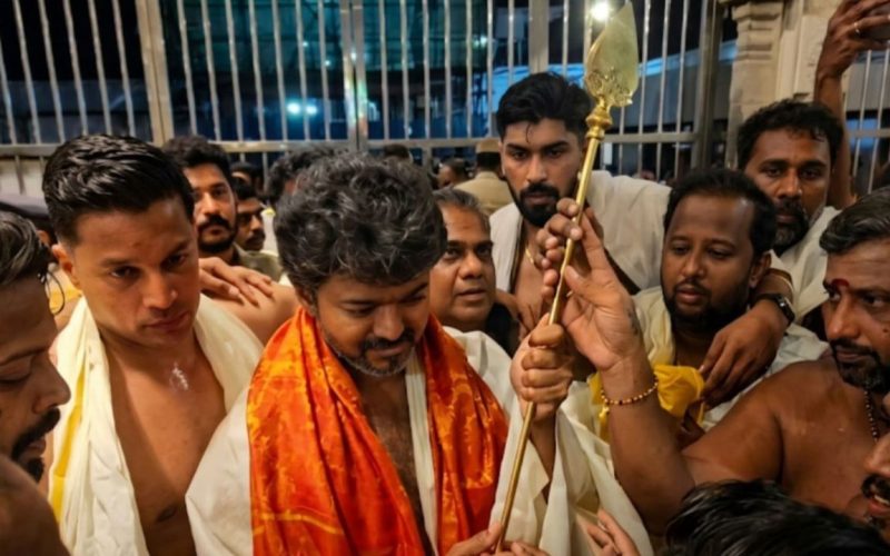 விஜய் திருச்செந்தூரில் சாமி தரிசனம்
