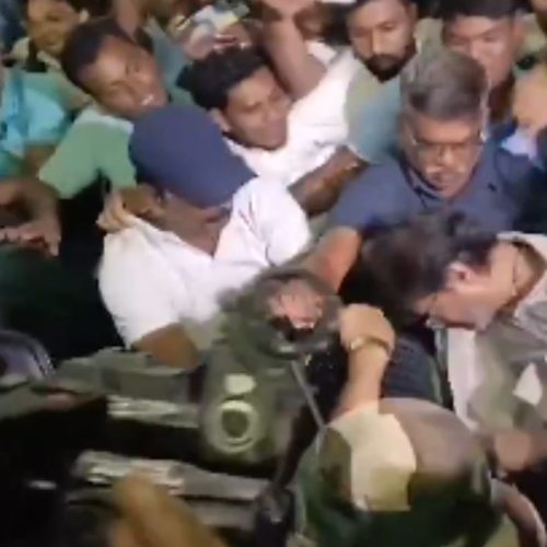 ரசிகர்கள் கூட்டத்தில் நடிகர் விஜய்